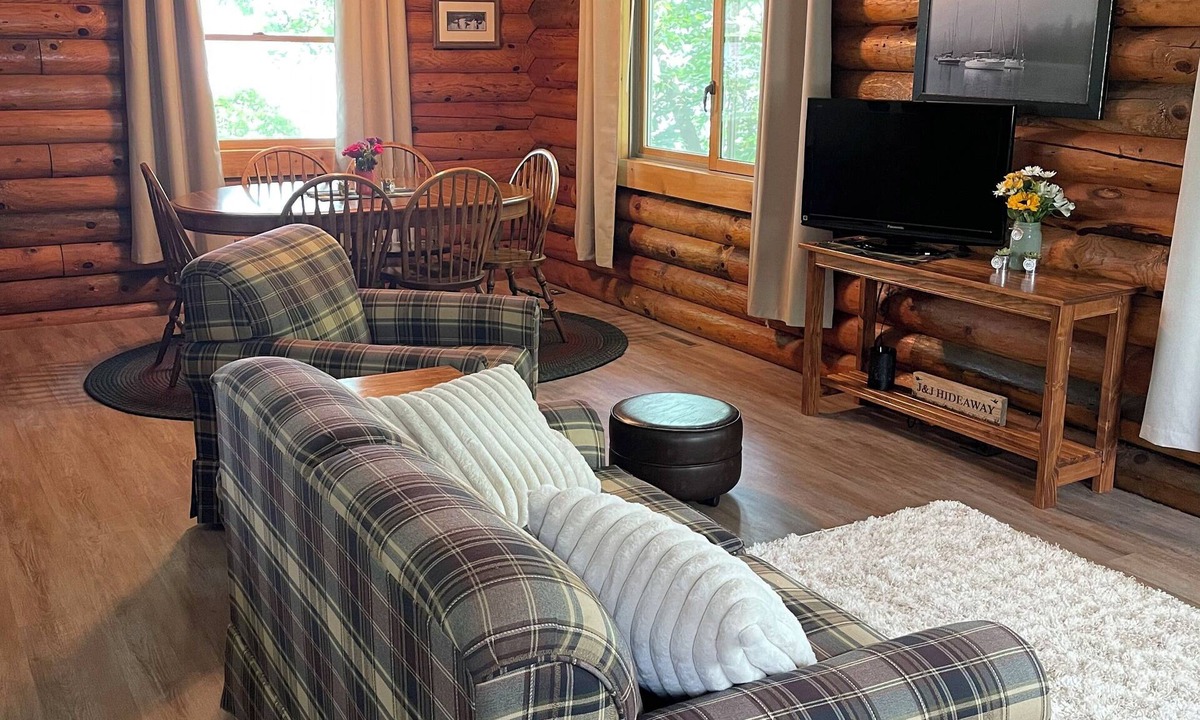 Turtle Lake Cabin | Adorable lakeside log cabin on clear Horse Shoe lake perfect 2 bedrooms & wifi