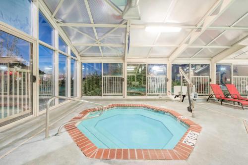 Litchfield Hotel | Baymont by Wyndham Litchfield