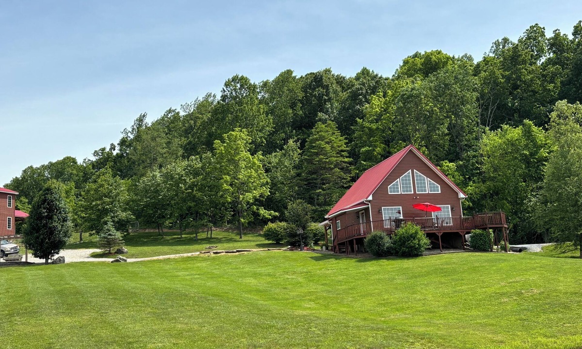 Eckerty Cabin | Cabin with amazing views & fully stocked pond for fishing minutes from Patoka