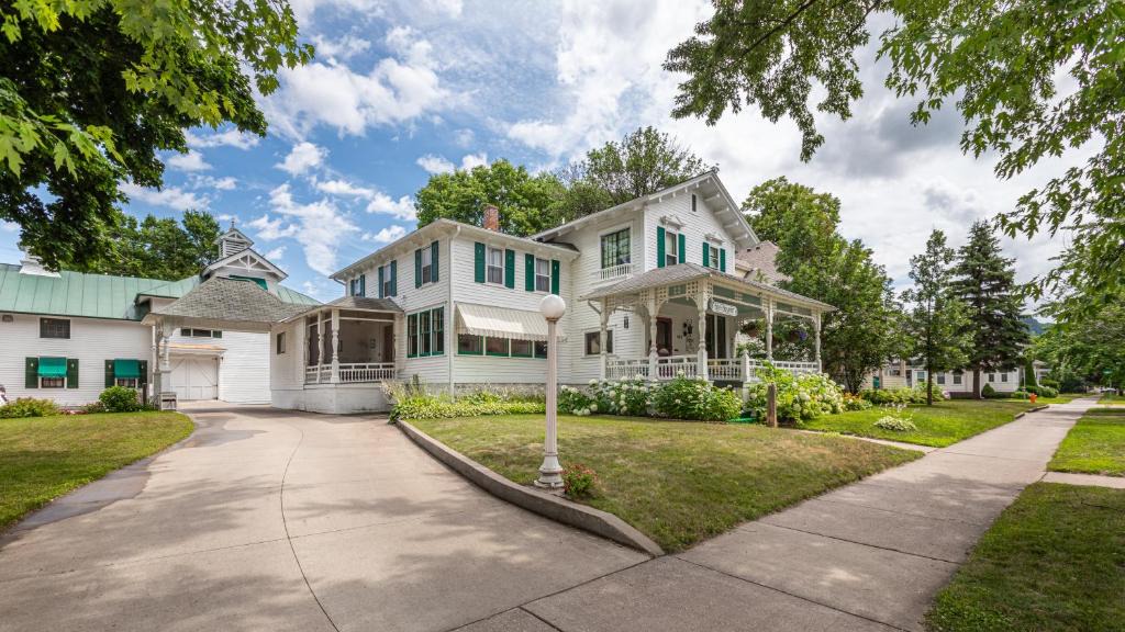 Winona Bed & Breakfast | Carriage House Bed & Breakfast