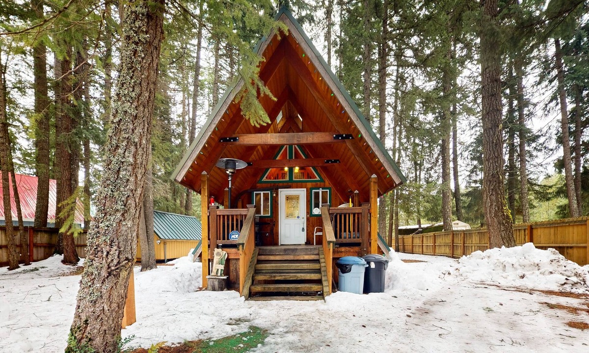Easton Cabin | Charming A-frame home with modern appliances & private patio