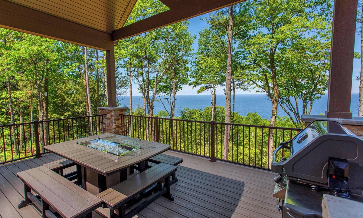 Sturgeon Bay Cabin | Cliff views of the bay! Golf Simulator -Luxury home on Bayshore Drive!