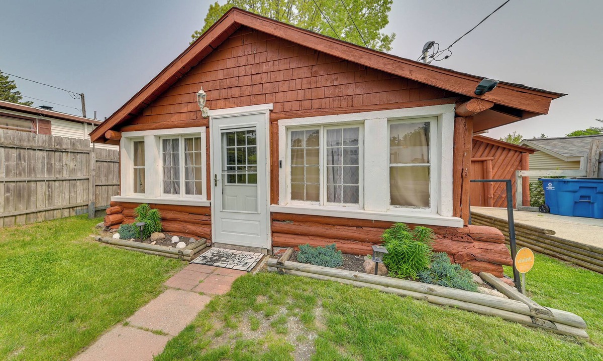 Houghton Lake Cabin | Cozy Houghton Lake Vacation Rental w/Fireplace!