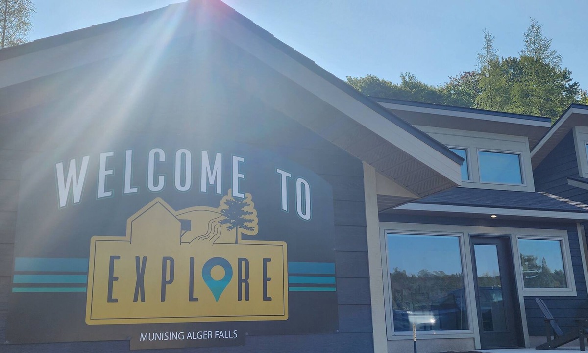 Munising Cottage | EXPLORE Munising Cottage 211