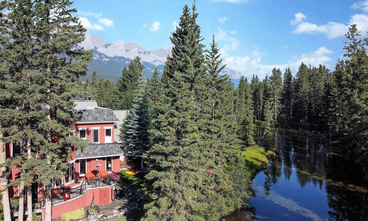 Town Centre Cabin | Full-Home Rocky Mountain Creekside Retreat. Mountain Views & Family Friendly
