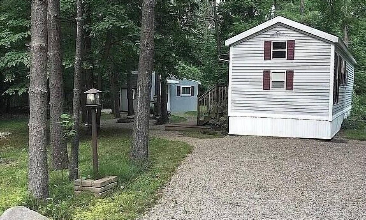 Angola House | Getaway cottage near lake James, private lake and beach 3 mi fr Pokagon St Park