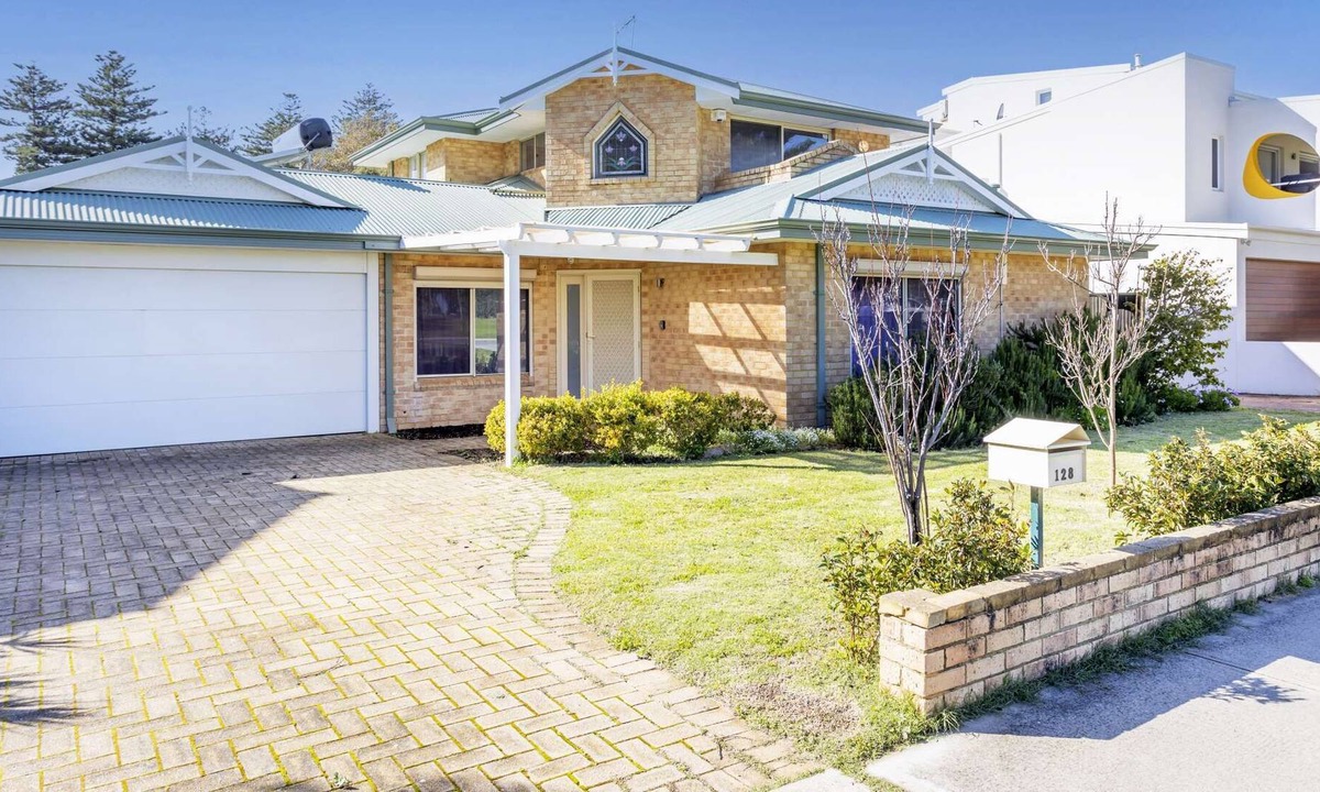 Cottesloe House | Huge house across from Cottesloe Tennis Club! 6min walk to Cott beach. Free WIFI