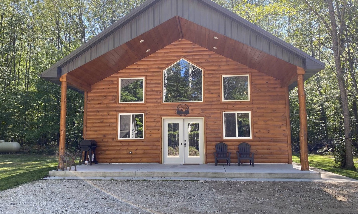 Kalkaska Cabin | Newer 2 bedroom with loft cabin in the woods