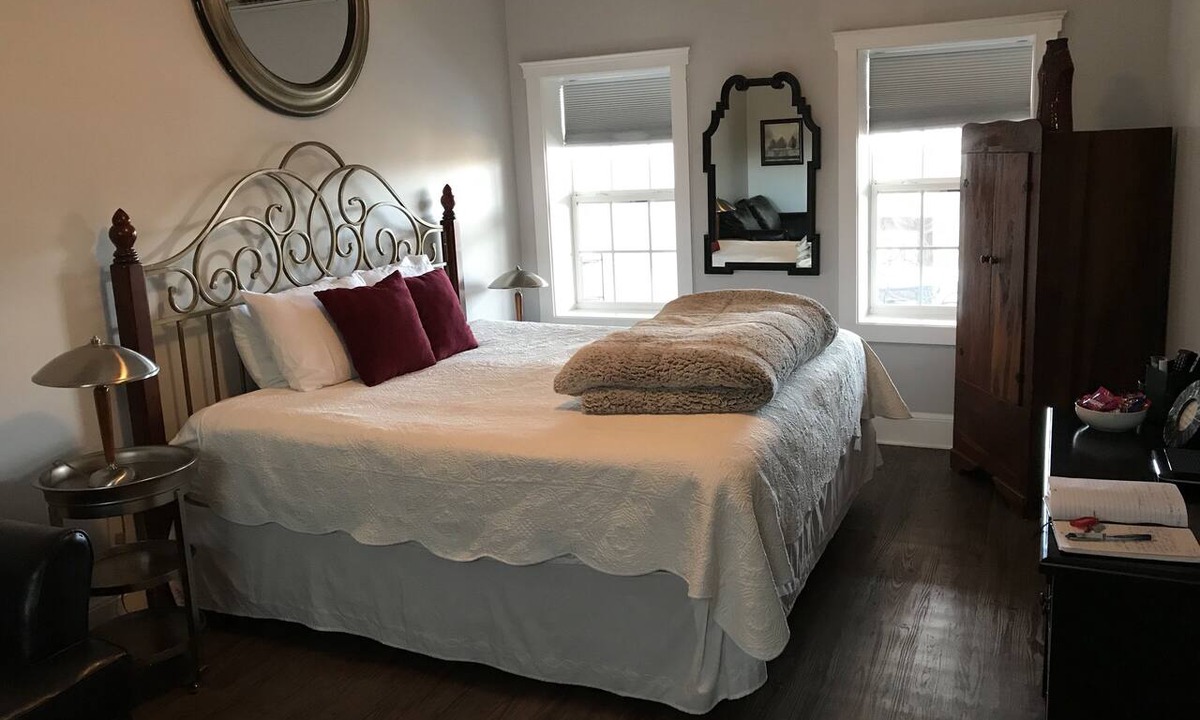 Newport Apartment | NEWPORT INN #2 - NO CLEANING FEES! FREE PARKING! WALK TO GAMES AND CONCERTS!