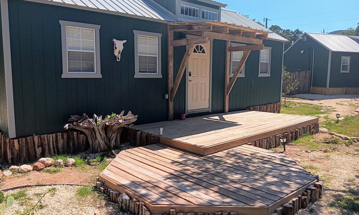 Leakey Cabin | One bedroom cabin with an extra loft sleeping space minutes from the Frio River!
