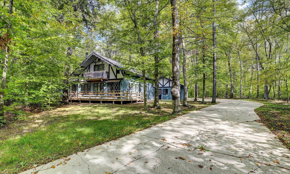 Michaywe Cottage | Pet-friendly Gem: Hike, Fish & Golf in Gaylord