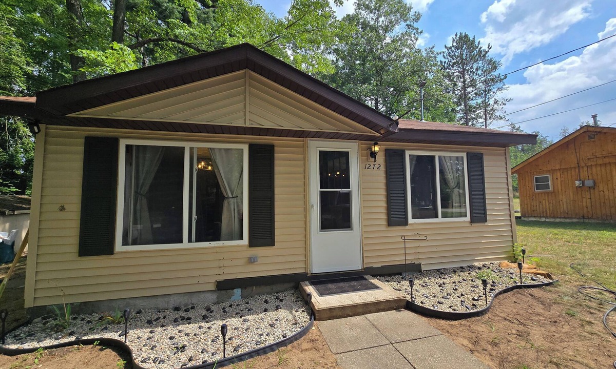 St. Helen Cabin | Phenomenal 2-bedroom cabin in Saint Helen, the heart of northern Michigan.