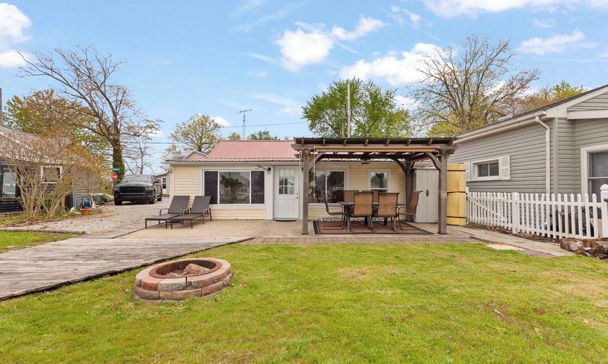 Manitou Beach-Devils Lake Cottage | Round Lake Cozy Getaway 3-bedroom cottage Sleeps 6 Right on the Lake!