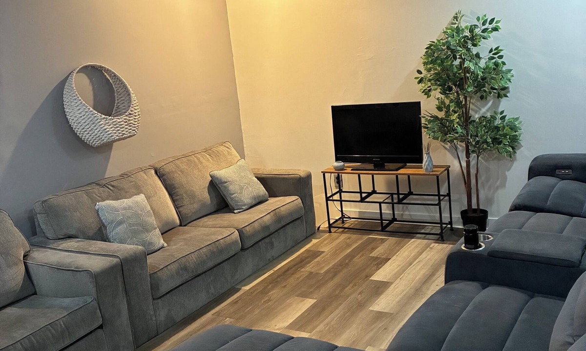 Inkster House | Soothing 2-bedroom house with AC in charming 3 mins from Dearborn Hts