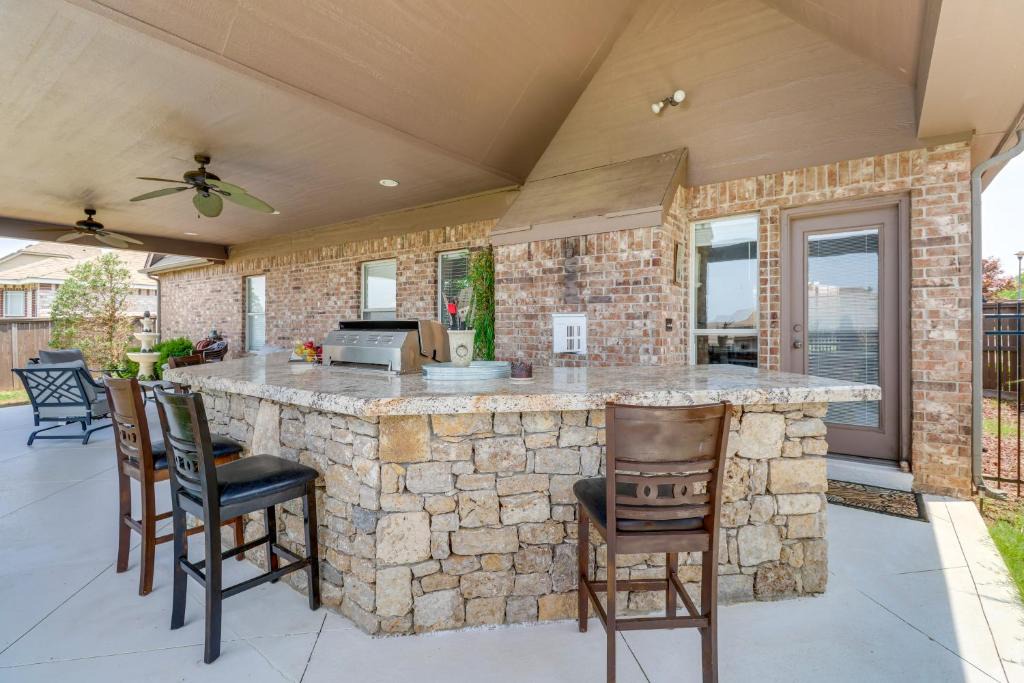 Broken Arrow House | Spacious Broken Arrow Retreat Yard and Grill!
