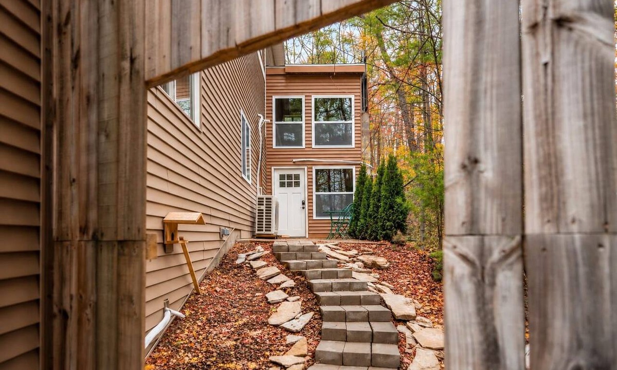 Mayfield Apartment | Tiny Loft-Spider Lake-SUP Rentals-Beach-Sauna!