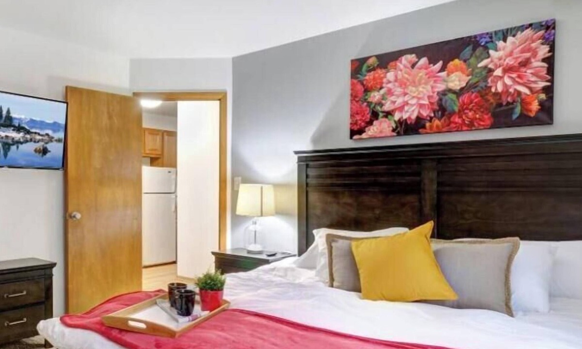 Wauwatosa Apartment | Underground Parking,Near Froedtert, King Bed, Fast WiFi