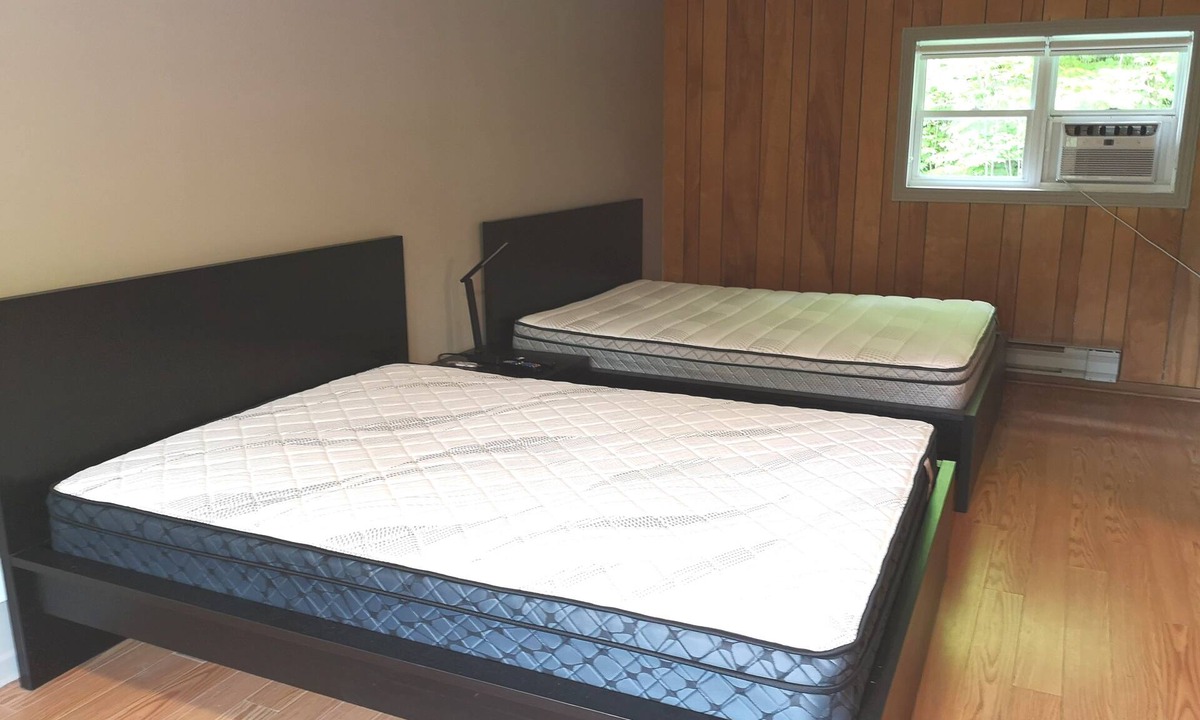 Dorset Cabin | Walk out deck room 7 -Minutes from the Lake, Boat Launch, Dorset