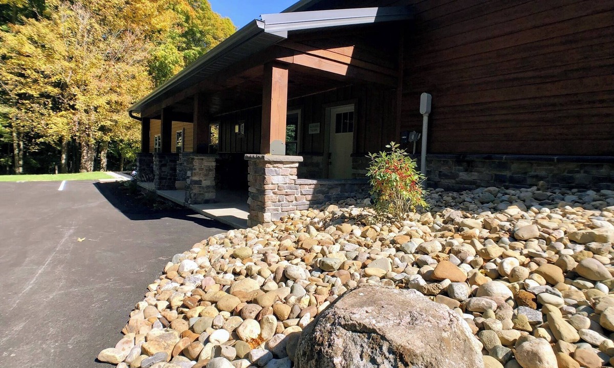 Dundee Cabin | Wildflower Paradise: Luxury Lodge Suite in Amish Country