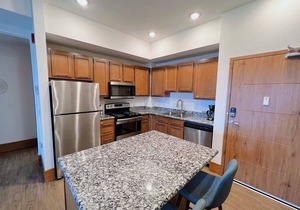 2BR Suite at The Grand Castle Pool, Gym & Parking in Grandville