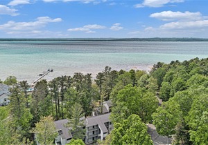 🏖️ Beachside Couples Retreat @ The Shores | Deck + Beach Access + Champagne Welcome ➠ 5719 in Williamsburg