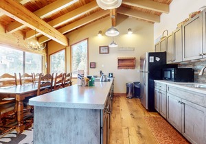 Charming Townhome, Dual Master Suites & Cozy Fireplace, Walk To Canyon Lodge in Mammoth Lakes