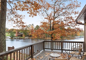 Cozy lakefront villa w/shared docks, boat rentals & on-site restaurant - dogs OK in Eagle River