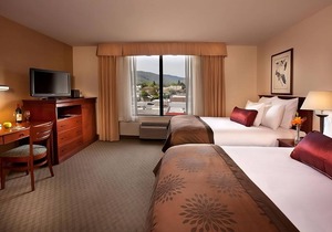 Enjoy Panoramic Wenatchee Valley Views! Gorgeoyus Room w/Large Window, Pool in Wenatchee