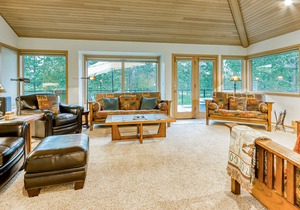 Modern Home w/ Gas Fireplace, Large Deck & Private Hot Tub - SHARC Passes in Sunriver