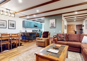 Pet-Friendly & Large. Classy Décor, Near The Village & Gondola. Washer/Dryer in Mammoth Lakes