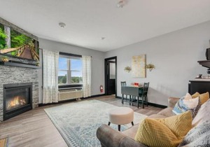 The Serenity Suite with Hot Tub- Main Street Lodge in Berlin in Berlin