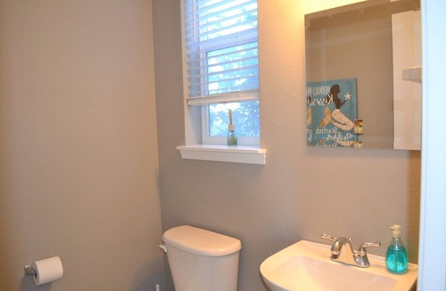 Seaside House | 2Bed/2.5 Bath, Newly Re-modeled Townhouse, w/Fireplace, Close to Everything