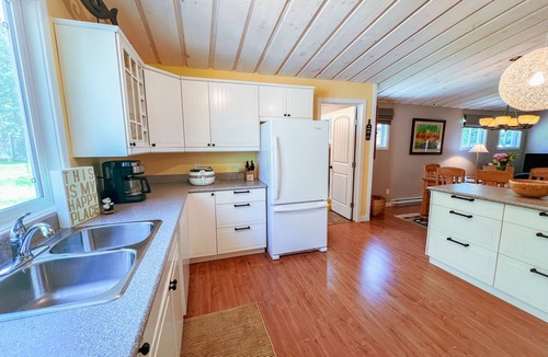 Kenora Cottage | 3 Bedroom Beachfront Cottage on Lake of the Woods