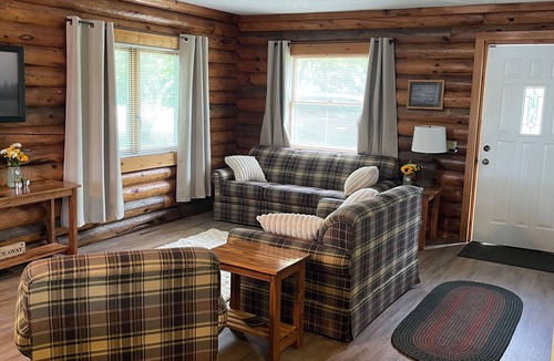 Turtle Lake Cabin | Adorable lakeside log cabin on clear Horse Shoe lake perfect 2 bedrooms & wifi
