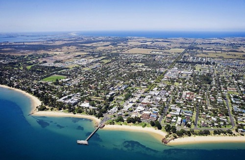 Cowes House | Boardwalk Boulevard, Spacious 4 bedroom house, lake view, walk to beach