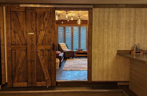 McFarland House | Boho & Rustic Getaway ~ King Bed ~ Near Madison!