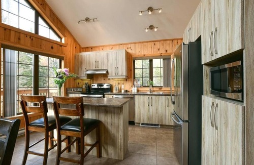 Wentworth-Nord Cottage | Chalet L'Hirondelle/Blissful Bay Cozy lakeside cottage lake access private beach
