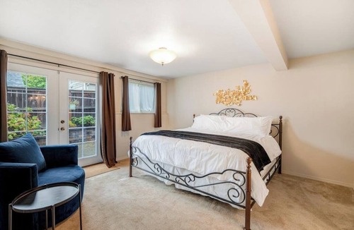 University Place House | Comfortable 3BR - Deck - Washer Dryer