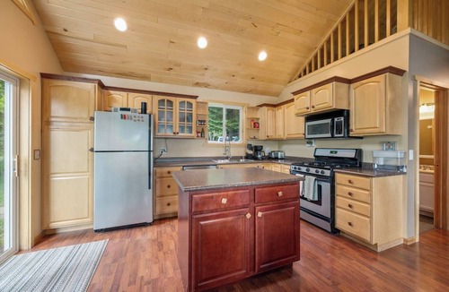 Bovey Cottage | Cosy, Private Cabin with Loft, Deck, Firepit, Large Dock | Balsam Lake Cabin