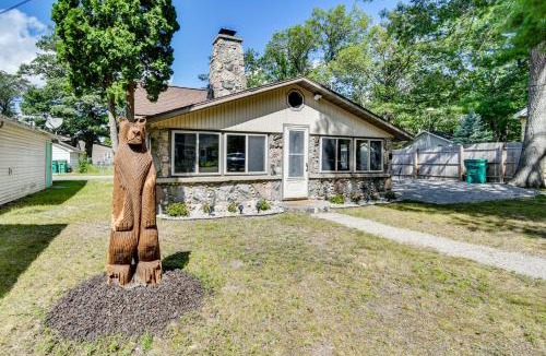 Prudenville House | Cozy Autumn Cabin: 0.3 Mi to Houghton Lake