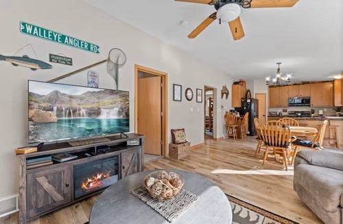 New Lisbon Cabin | Cozy Cabin w/Hot Tub Near Buckhorn & Castle Rock