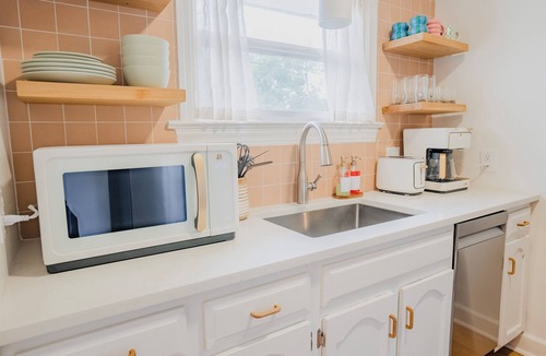 Rosedale House | Cozy KC Bungalow, fenced yard, near KU Med, dogs ok