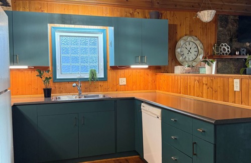 Central Alberta Cabin | Cozy Quiet Year-Round Cottage on the Lake w/Hot Tub
