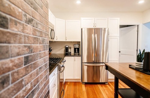 South Central House | Creekside luxury near downtown Kelowna. Enjoy a hot tub, sauna, home gym, movie theatre & Sonos sound in a spacious 3-bed home steps from beaches, cafés & parks. Perfect for families, groups & pet owners looking for space, style & serenity.