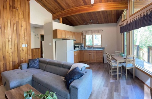 Crowsnest Pass Cabin | Crowsnest River Chalet - Wolf’s Den