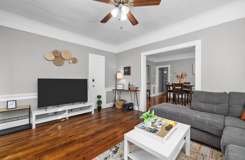 St. Louis Apartment | Delmar Dreams: Boutique Stay by Forest Park!