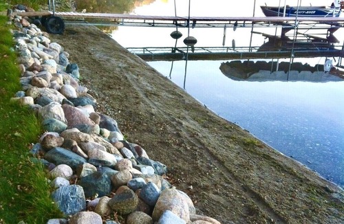 Osakis House | Dream sunsets from this two bedroom lakeside cabin