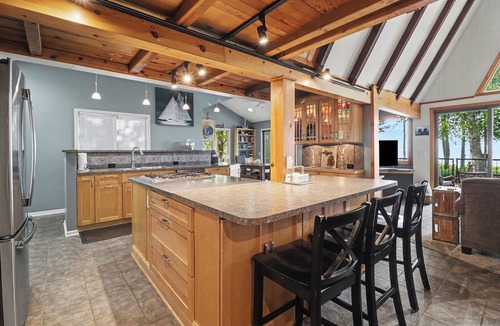 Manistee House | Eagle's Nest - Lake Michigan Private Beach & Year-Round Hot Tub! Manistee, MI