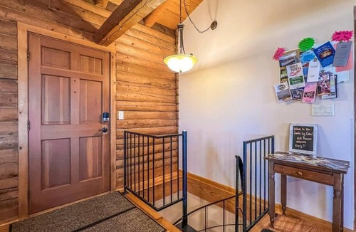 Lake Geneva House | Elkhorn 3 Bedroom 2 Bathroom Log Cabin Sleeps 8 - Lincoln Log Cabin