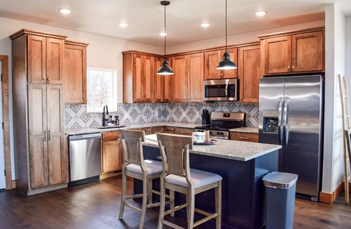 Pelsor Cabin | Family-Friendly Luxury Cabin SLIDE+SWINGSET+Movie Room - Hot Tub & Mountain View